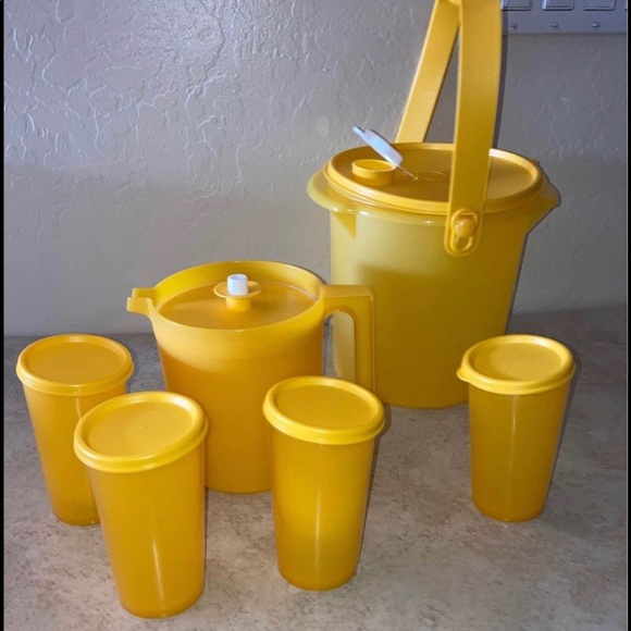 Tupperware yellow set!